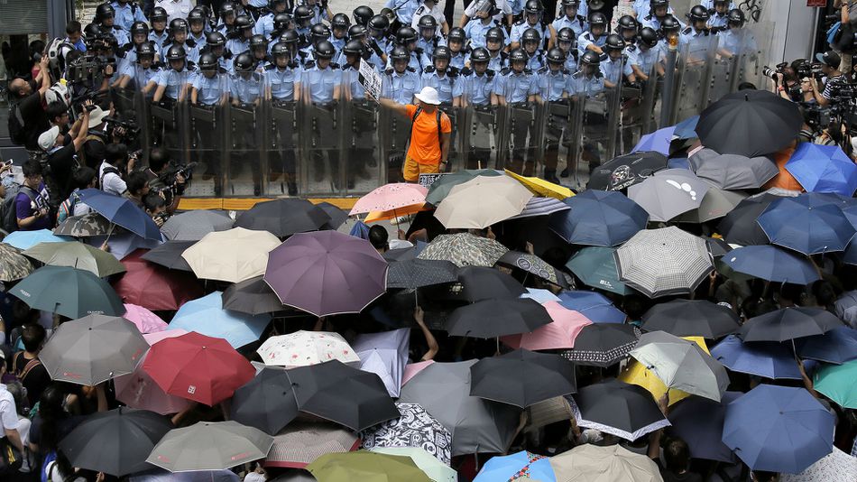 En Hong Kong miles se enfrentan a la policía en respuesta a la pretensión de Beijing de socavar la autonomía de la ciudad.