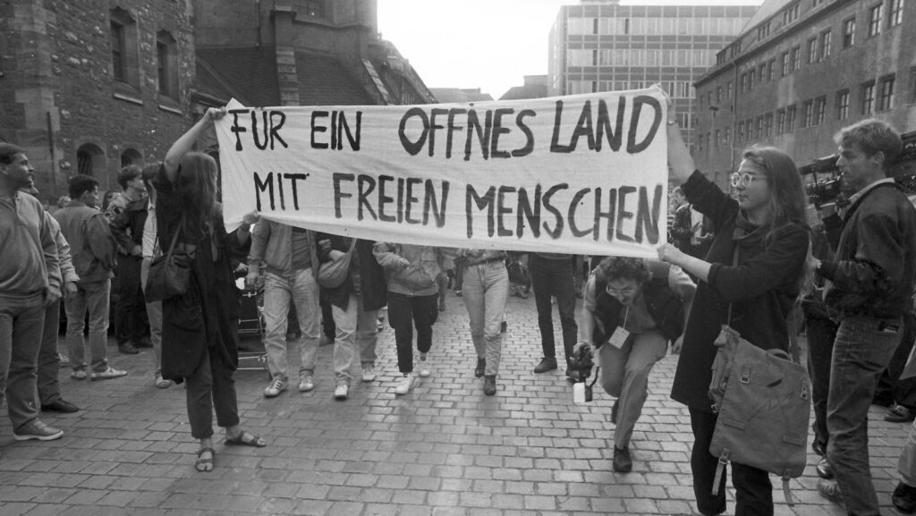 Pancarta de las activistas por los derechos civiles Gesine Oltmanns y Katrin Hattenhauer con la inscripción "Por un país abierto y con gente libre", Alemania 1989