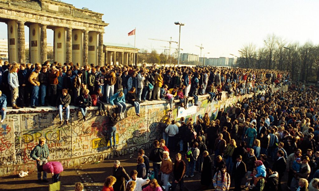 Miles de alemanes salen a las celebran la caída del Muro, 1989