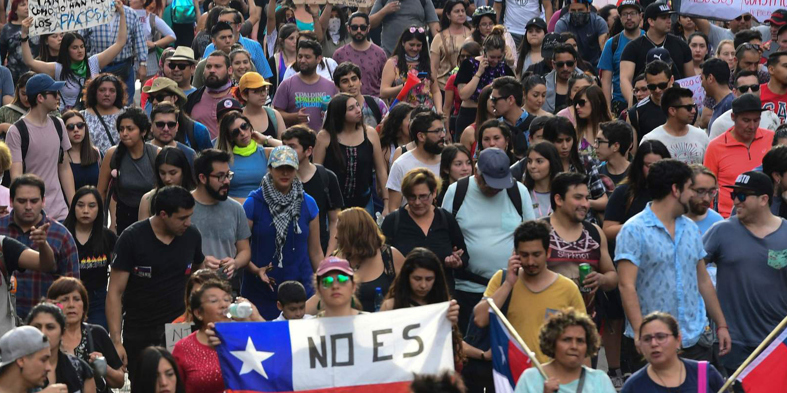 personas protestando Chile
