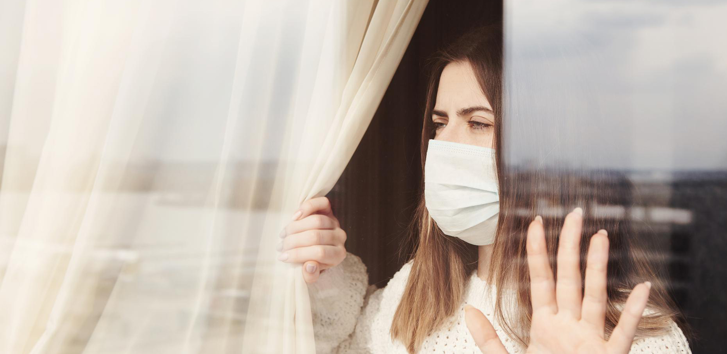mujer con mascarilla durante la pandemia