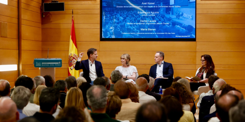 Axel Kaiser presenta «Nazicomunismo» en España y explica por qué el comunismo y el fascismo son «gemelos ideológicos»